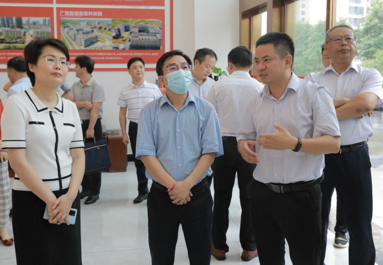 湖南省政协副主席赖明勇一行就“稳经济、惠民生、保清静”来长调研